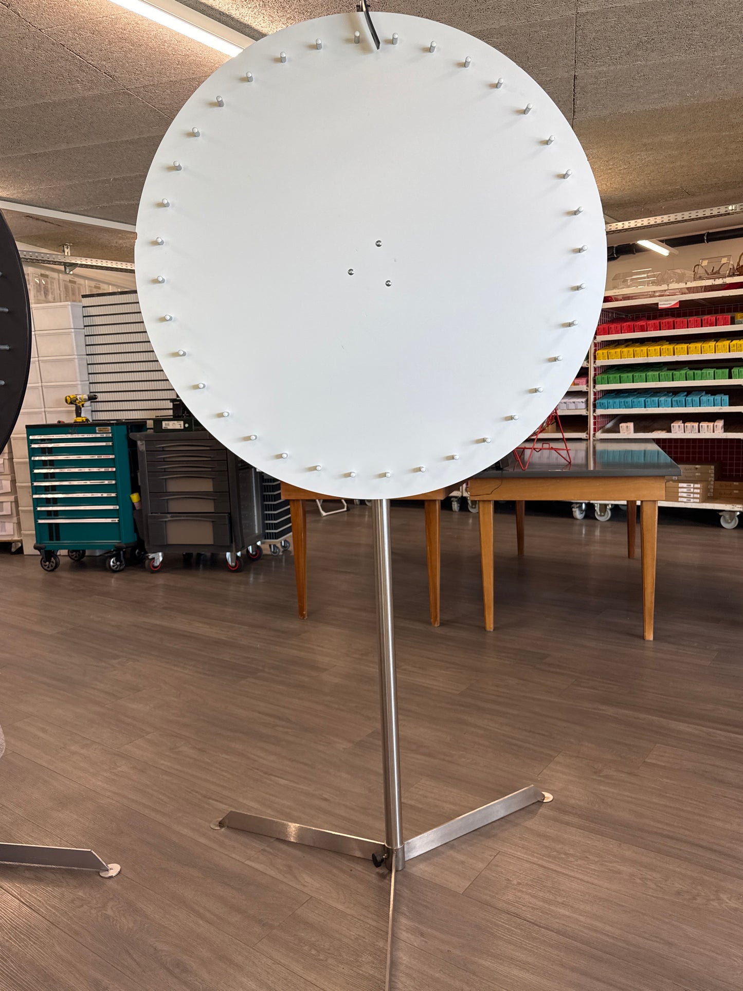 Kauf 1 Glücksrad manuell weiss mit Aluminium Ständer „Swissmade“